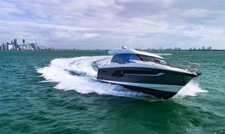 Prestige 520 S Line Yacht Cruising